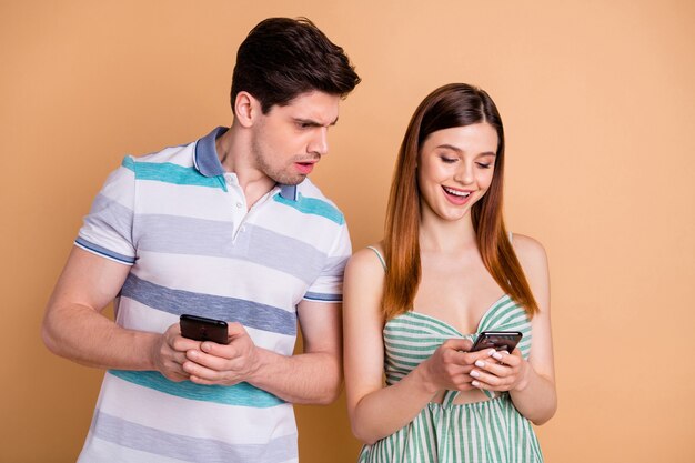 casal adorável passando um tempo juntos segurando telefone conversando navegar