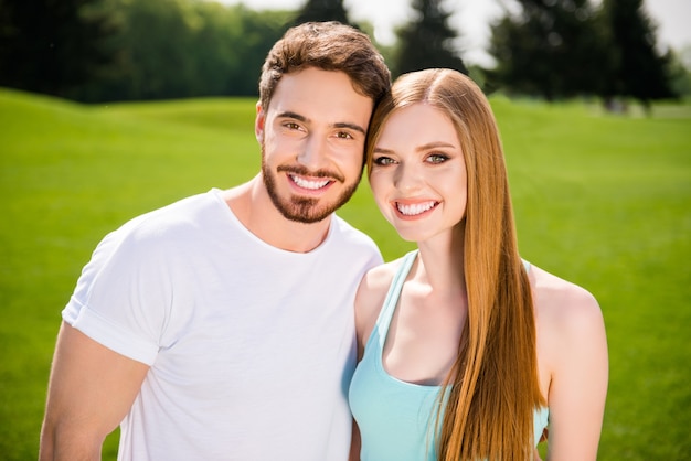 Casal adorável posando juntos ao ar livre