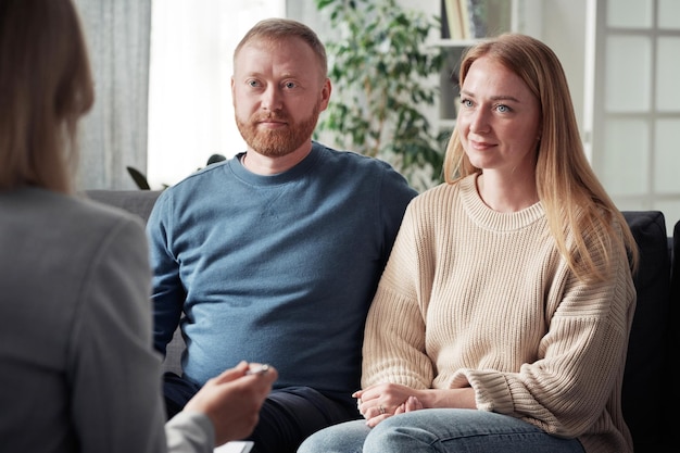 Casal adotivo tendo uma reunião com assistente social