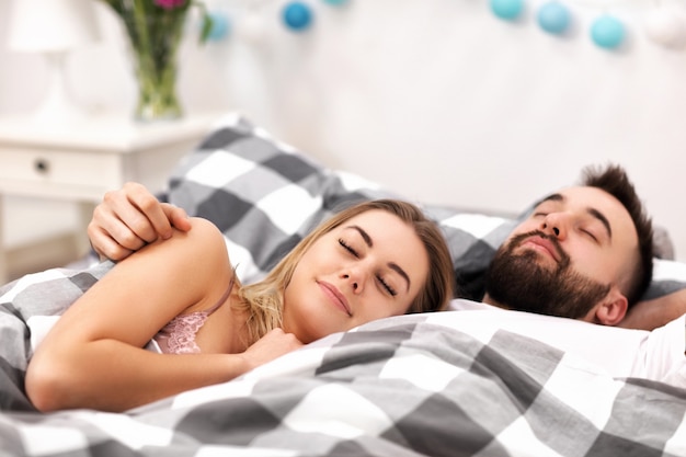 casal adulto atraente na cama