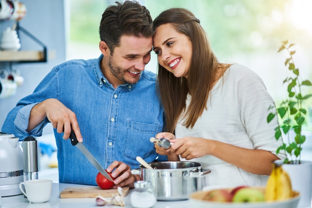 Casal adulto cozinhando juntos em casa