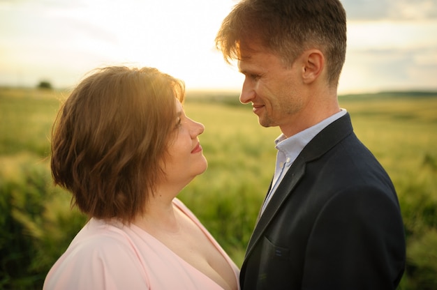 Casal adulto em um campo de trigo verde