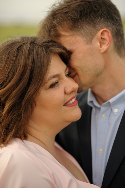 Casal adulto em um campo de trigo verde