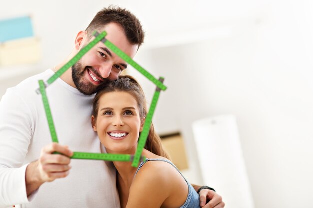 Foto casal adulto feliz se mudando ou mudando para uma nova casa