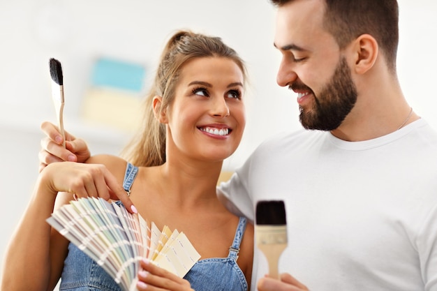 casal adulto feliz se mudando ou mudando para uma nova casa