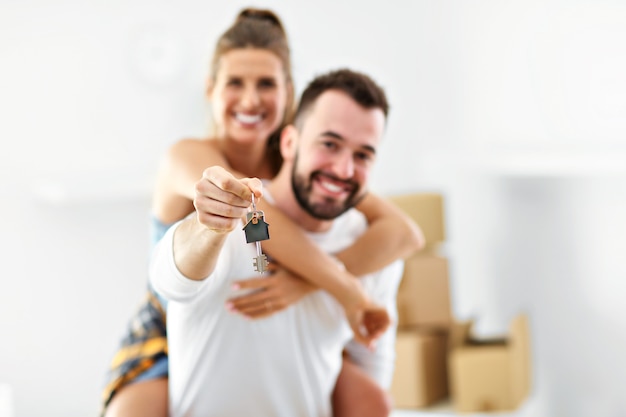 Casal adulto feliz se mudando ou mudando para uma nova casa