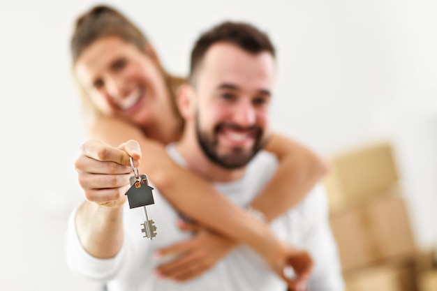 Foto casal adulto feliz se mudando ou mudando para uma nova casa