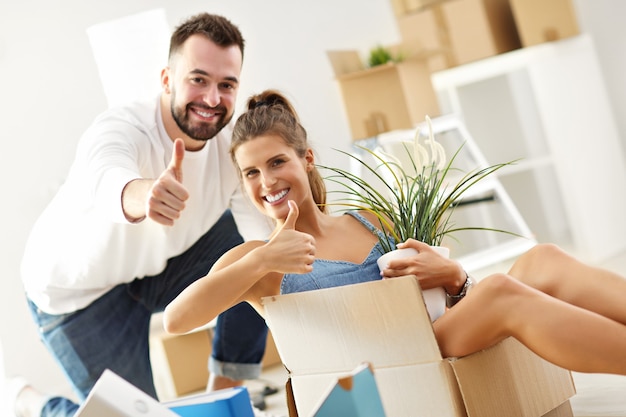 Casal adulto feliz se mudando ou mudando para uma nova casa