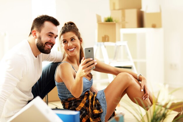 casal adulto feliz se mudando ou mudando para uma nova casa