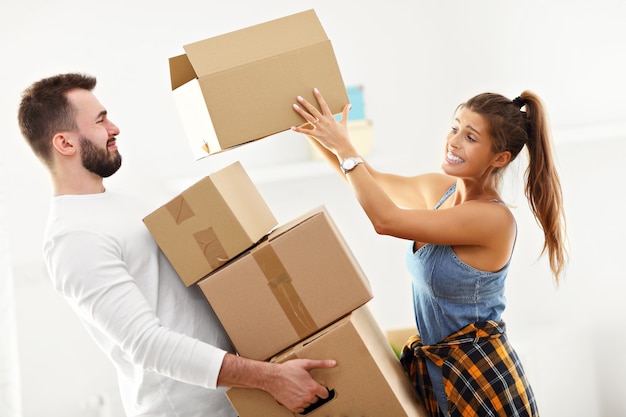 casal adulto feliz se mudando ou mudando para uma nova casa