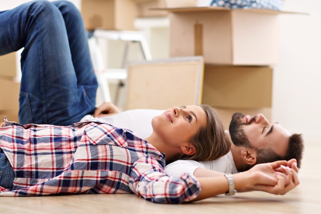 Casal adulto feliz se mudando ou mudando para uma nova casa