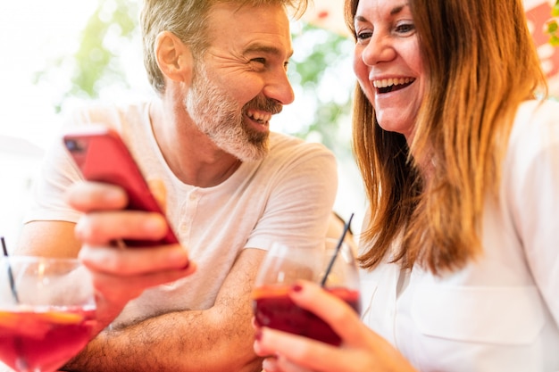 Casal adulto namorando e tomando uma bebida em barcelona