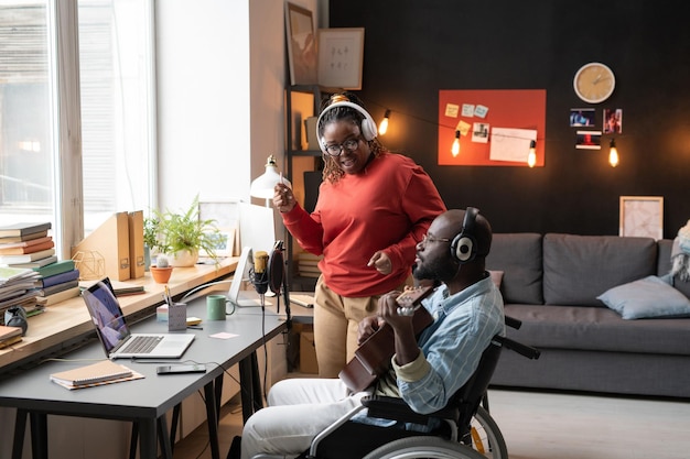 Casal africano se apresentando online em casa