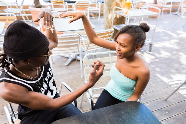 Casal Africano se divertindo no café