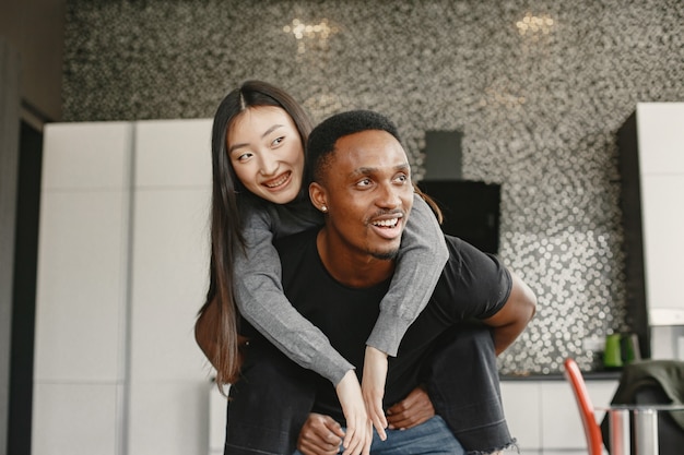 Casal afro-americano animado pegando carona. novo conceito de compra de apartamento.