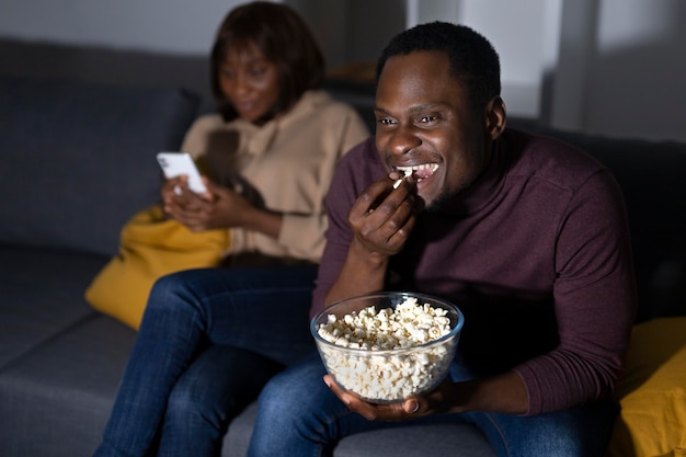 Casal afro-americano assistindo serviço de streaming em casa