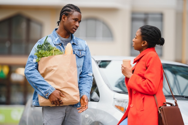 Casal afro-americano depois do supermercado