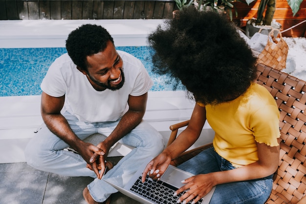 Casal afro-americano em casa no jardim lindo casal negro passando um tempo juntos