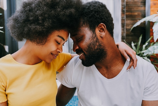 casal afro-americano em casa no jardim lindo casal negro passando um tempo juntos