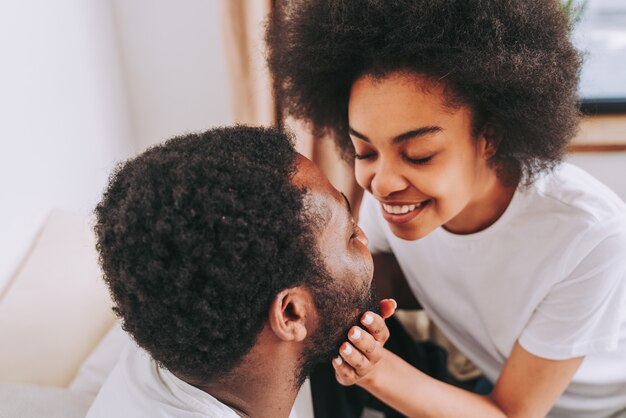 Casal afro-americano na cama - Casal de namorados lindos e alegres em casa