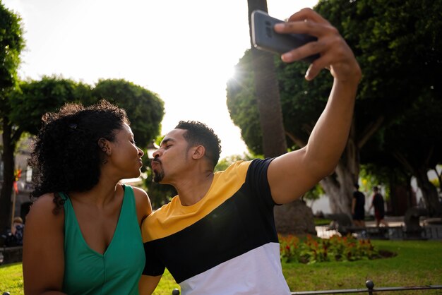 Casal afro-americano tirando foto com o celular