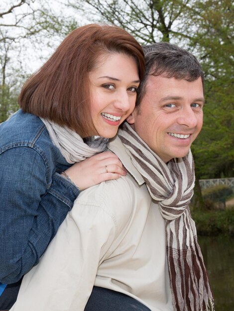 Casal alegre e feliz, abraçando e rindo.