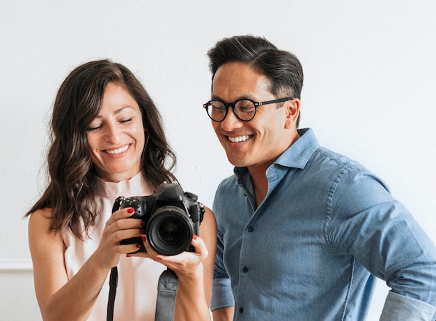 Casal alegre em um estúdio