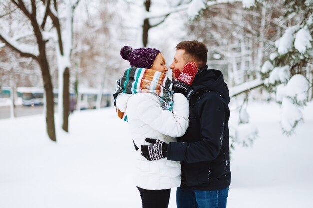 Casal alegre está aproveitando seu tempo juntos no parque no inverno.