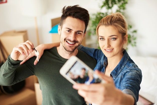 Foto casal alegre fazendo mais memórias