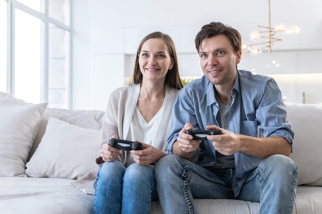 Casal alegre joga videogame em casa