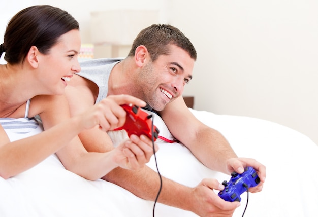 Casal alegre jogando videogames