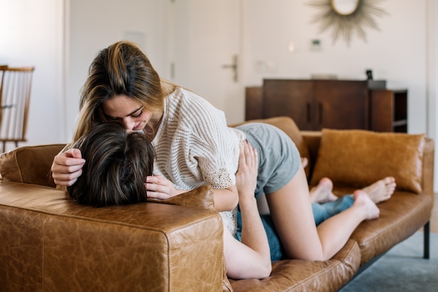 Casal alegre no sofá