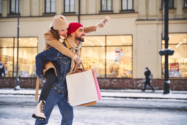 Casal alegre passando um bom tempo antes do Natal