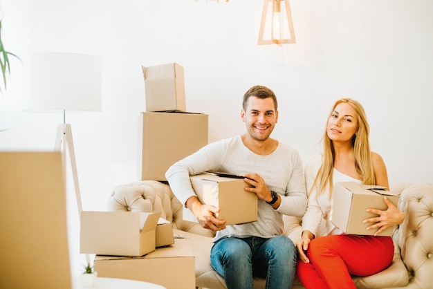 Casal alegre se deslocando no apartamento