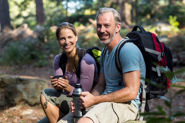 Casal alpinista tomando café