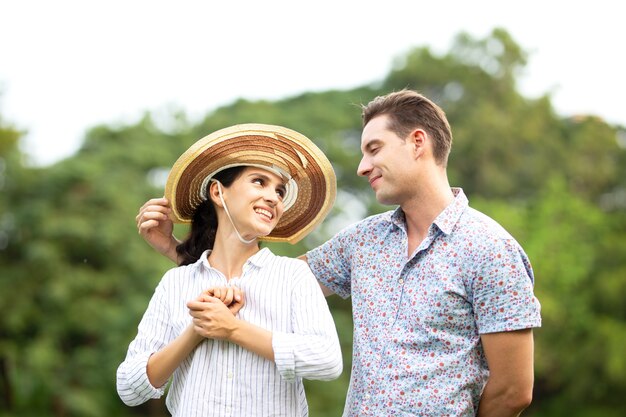 Casal ama dançar juntos no parque