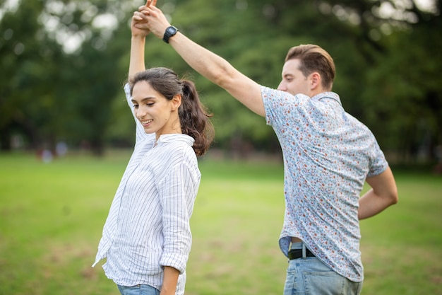 Casal ama dançar juntos no parque