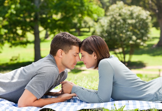 Casal amado no parque