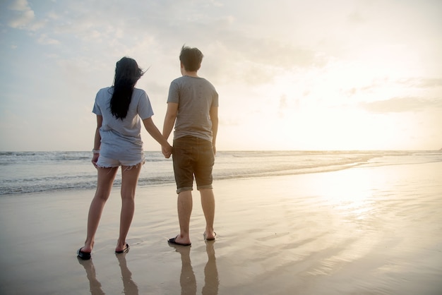 Casal amante na praia