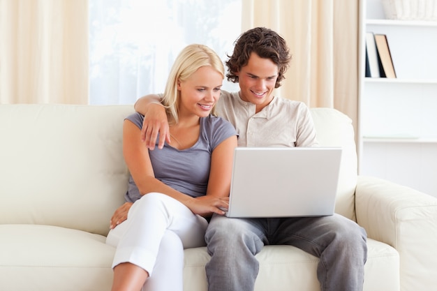 Casal amigável usando um caderno