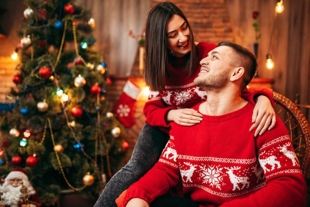 Casal amor feliz comemora as férias de Natal. Comemoração de Natal, alegre homem e mulher juntos, abeto com decoração