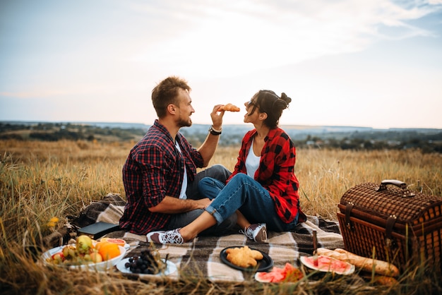 Casal amor feliz no piquenique no campo de verão. viagem romântica de homem e mulher