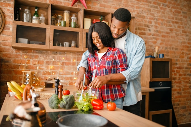 Casal amor negro cozinhando juntos na cozinha.
