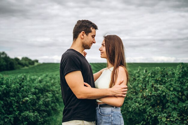 Casal amoroso e fofo na natureza