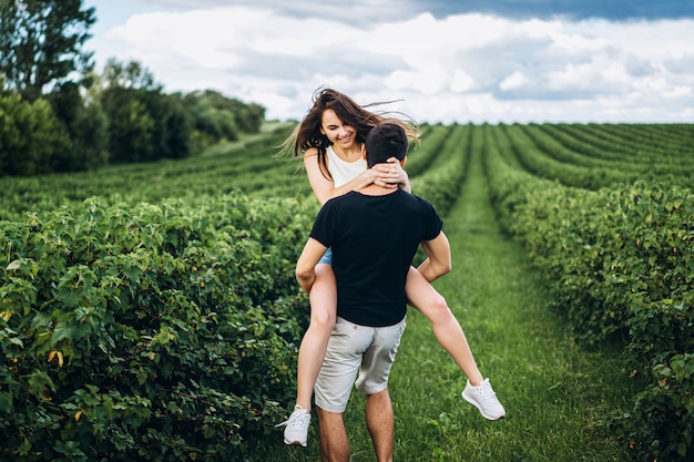 Casal amoroso e fofo na natureza