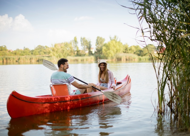 Casal amoroso remando no lago