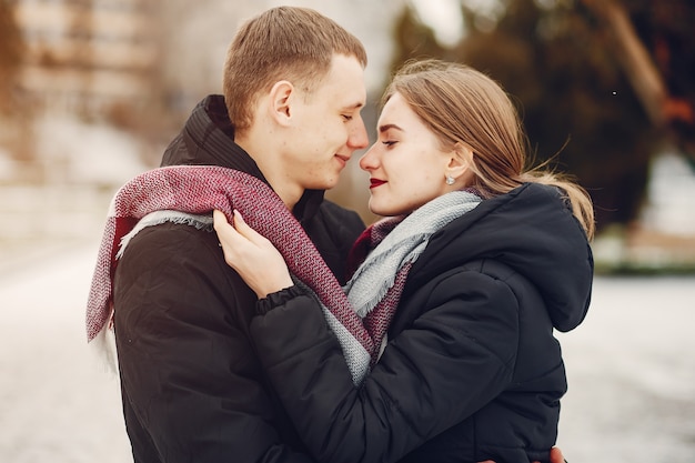 casal amoroso wallking em um parque de neve