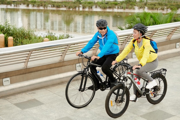 Casal andando de bicicleta na cidade