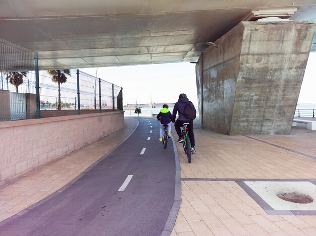 Casal andando de bicicleta no parque Estilo de vida saudável