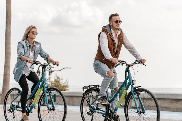 Foto casal andando de bicicleta